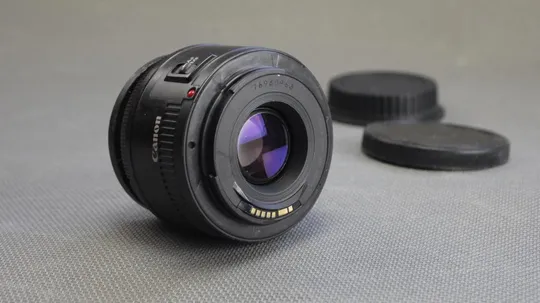 Купити штатный объектив Canon EF 50mm/1.8 II с реверсивным макрокольцом 58мм