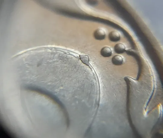 (6823) 10 копійок 2007 гарна викрошка на реверсі на "0" номіналу (10 копеек 2007 брак) Де купити