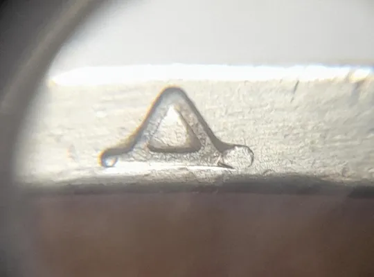 (4723) 1 гривня 2001 різновид викрошки у букві "Д" слова "ОДНА" на гурті (1 гривна 2001 брак) З аукціону