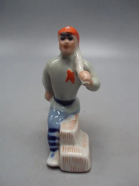 Фигура фарфор Коростень субботник Буденовец с киркой красноармеец 9,6 см под реставрацию №2969 Інтернет-аукціон