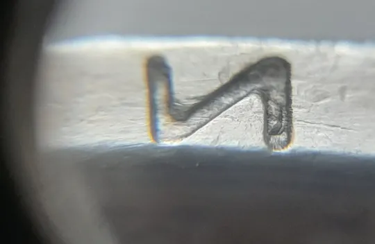 (5717) 1 гривня 2005 викрошка в букві "И" слова "ГРИВНЯ" на гурті (1 гривна 2005 брак викрошка) Ціна