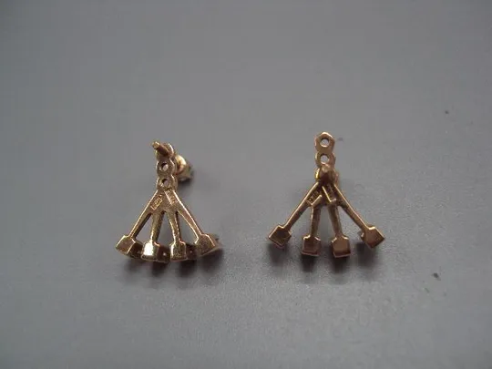 Серьги с закруткой золото клеймо 583 проба герб Украина 9КЯ камни фианит вес 4,2 г №14715 Недорого