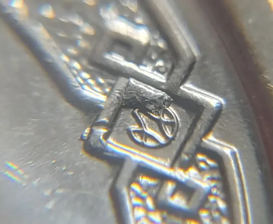 (5199) 1 гривня 2023 гарна викрошка в знаку монетного двору, інші викрошки на аверсі (1 гривна 2023 брак) Ціна