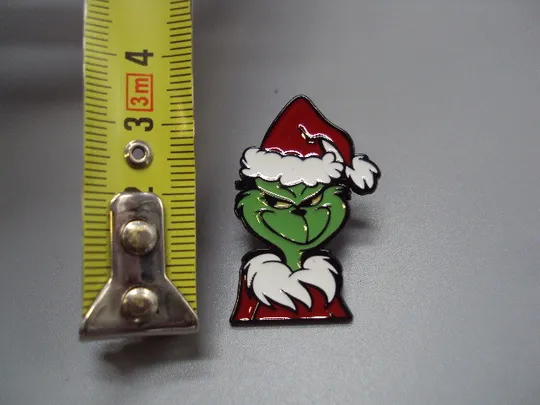 Купити Значок пін мультфільм Як Ґрінч украв Різдво Грінч в костюмі санти уміхається знак брошка №18483
