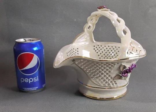 Ваза цукерниця з ручкою кошик прорізна стара радянська порцеляна Вживане З аукціону