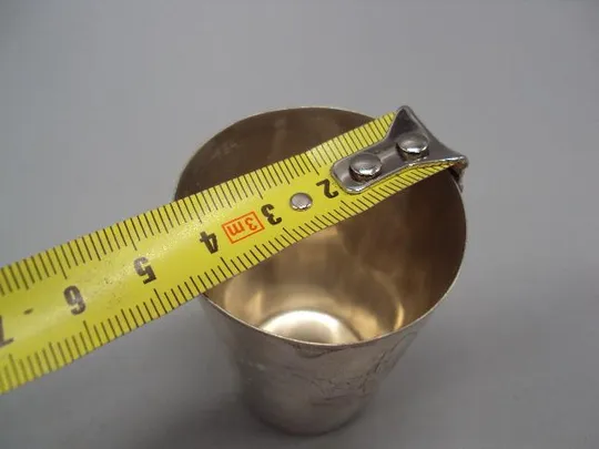 Рюмка стопка резьба цветок и листья серебро клеймо голова вес 35,82 г размер 6,3х4,5 см №14320 Недорого