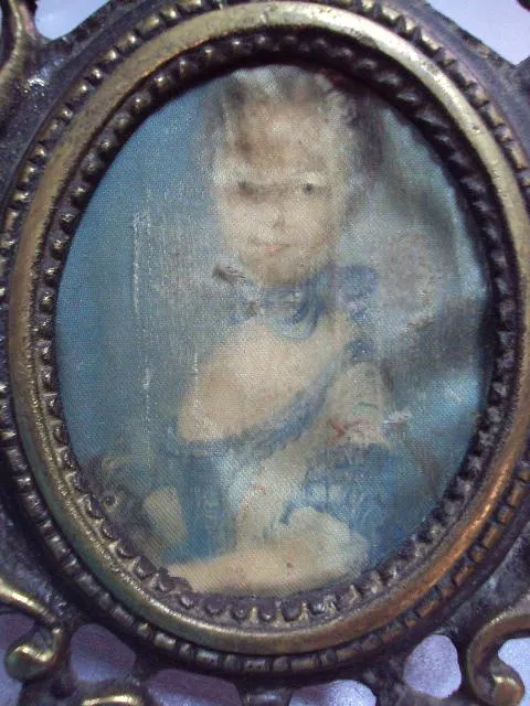 Настенное панно картина шелкография дама девушка портрет в раме латунь 21х12,5 см, 10,5х8,6см №10328 Де купити