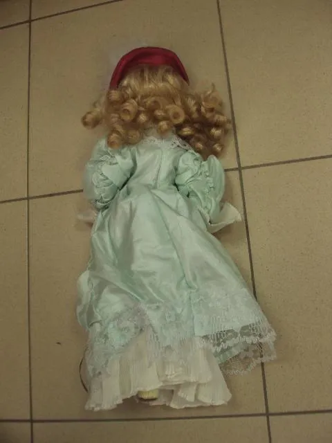 Фарфоровая кукла девочка с зонтиком в голубом платье 40 см №464п Характеристики