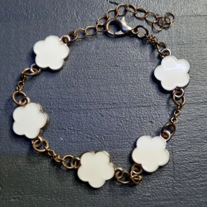 фото, Браслет з підвісками "Білі квіти"
