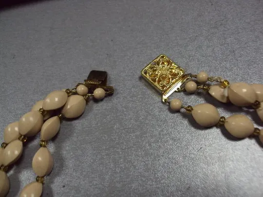 Бижутерия бусы в три ряда ожерелье Чехословакия пластик бежевые длина 47,5 см №13379 Де купити