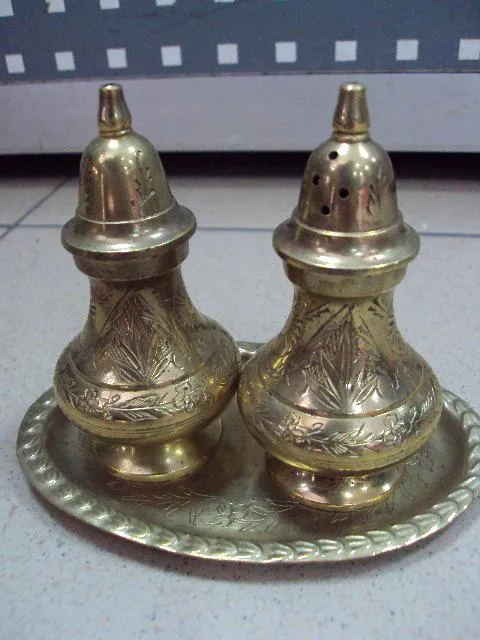 Купити Спецовники набор для специй солонка перечница и поднос латунь Индия высота 10 см №11493