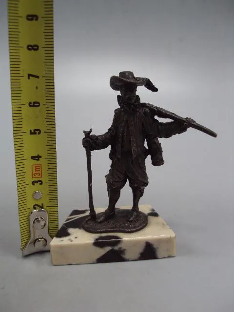 Фигура на подставке статуэтка мушкетер с мушкетом ружьем серебро вес 84,58 г высота 7 см №14359 З аукціону