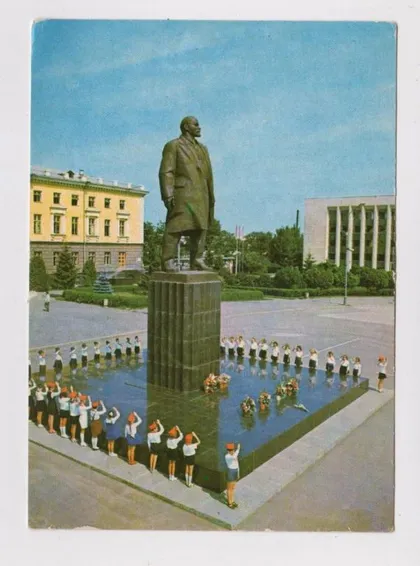 фото, ХМЕЛЬНИЦКИЙ - ПАМЯТНИК ЛЕНИНУ - ПИОНЕРЫ = 1974 г. = чистая