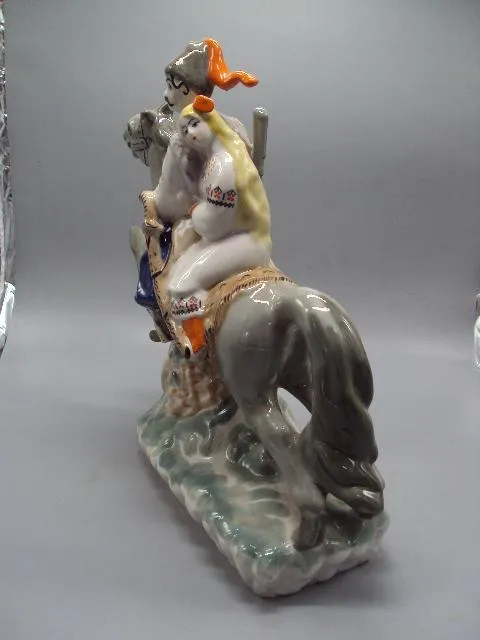 Фигура фарфор статуэтка Киев влюбленные козак с девушкой на коне казак с ружьем высота 34 см №133 Де купити