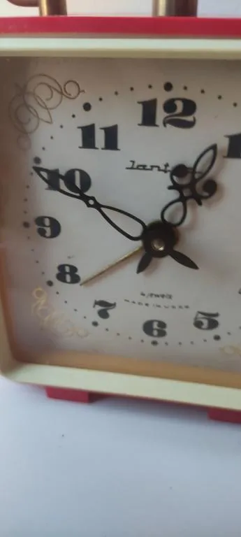 Очень красивый будильник производство СССР 1960-е годы,рабочее состояние jc345. Продаж