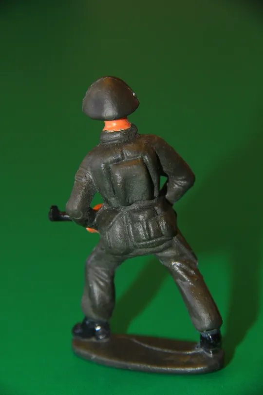 Купити СОЛДАТ АРМІЇ ГДР НДР з автоматом 70-75мм