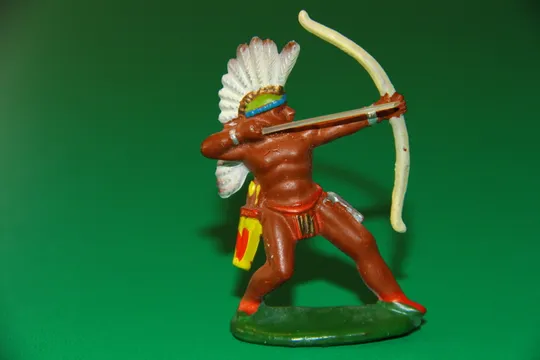 Купити індіанець ГДР №083 ТОЙ ЩО ТОРКАЄТЬСЯ ХМАР Фріхольд Фішер  ДУЖЕ М`ЯКА РЕЗИНА рання фігурка