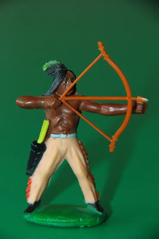 індіанець ГДР №045 ГРОМОВИЙ ЯСТРУБ з луком Георг Блехтшмідт РОЖЕВА ГУМА Ціна