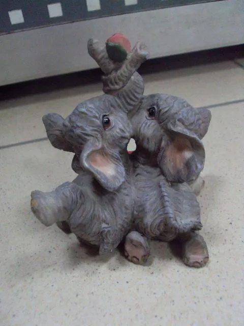 Фигура пластик слон слоник слоненок слоны с сердечком и розой №10211а Де купити