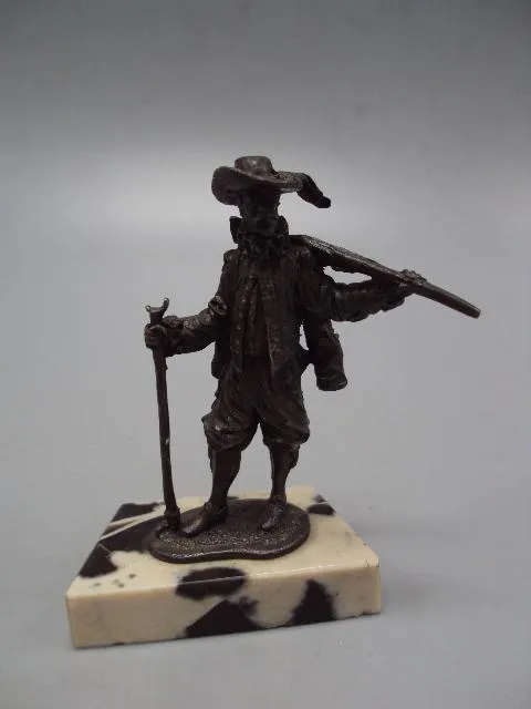 Фигура на подставке статуэтка мушкетер с мушкетом ружьем серебро вес 84,58 г высота 7 см №14359 Ціна