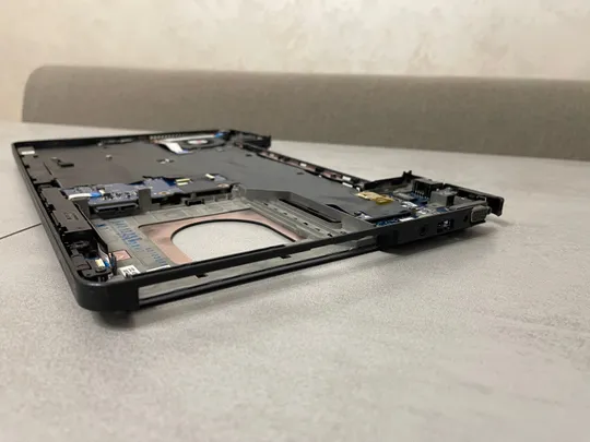 Dell Latitude E5540, нижня частина корпусу + материнська плата, не робоча, динаміки, вентилятор, шлейфи та інше З аукціону