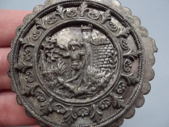 Накладка деталь запчасть подвес узор замок дворец и кавалер рыцарь металл диаметр 5,2 см №15090 Недорого