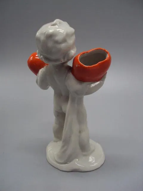 Фигура фарфор статуэтка Германия путти ребенок держит сердца мальчик с сердечками 12,7 см №13229 Продаж