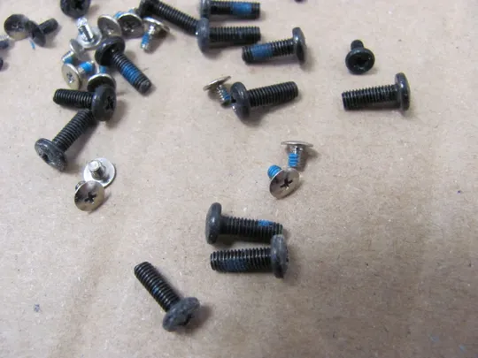 588-5 комплектуюче гвинти для  Samsung NP300E7A NP305E7A 300E7A 305E7A  оригінал З аукціону