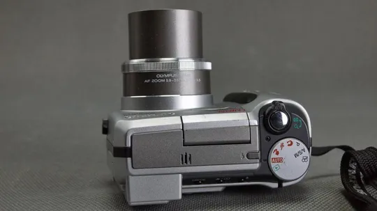 Цифровий фотоаппарат 3.0Mpix Olympus Camedia C-700 Ultra Zoom + EQ 38-380мм Zoom lens x10.0 Вживане Де купити