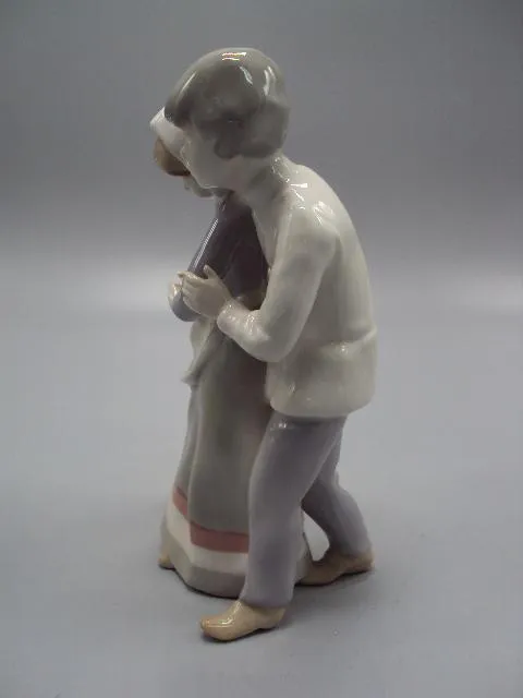 Фигура фарфор статуэтка Германия колечко парень с девушкой парочка высота 16 см №13694 З аукціону