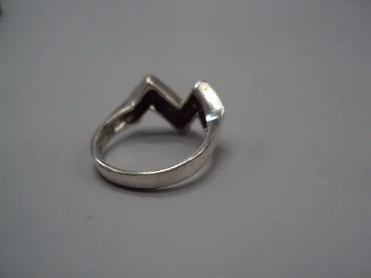 Женское кольцо M или W белые вставки серебро 925 проба вес 4,66 г 18 размер №15582 Недорого