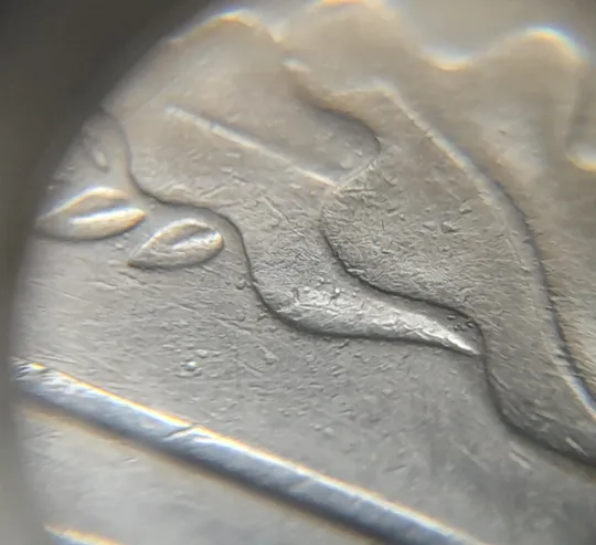 (6394) 50 копійок 1992 1АВм гарна викрошка на ягоді у 8 гроні на реверсі + &quot;сніжок&quot; на аверсі (50 копеек 1992 1АВм брак) Інтернет-аукціон