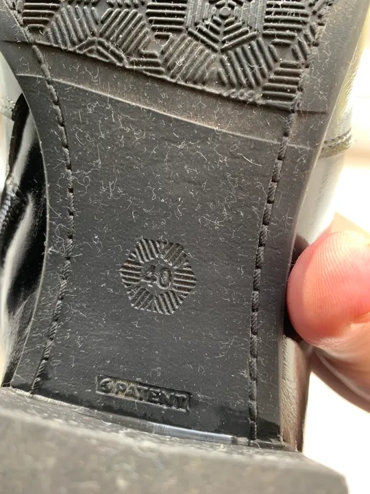 Чобітки шкіряні жіночі лакові Продаж