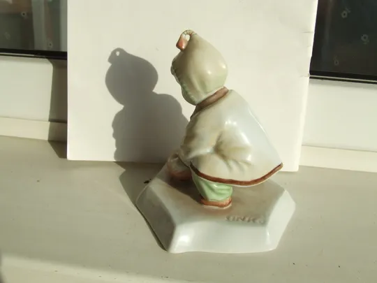 Статуетка хлопчик з мячом 1960 рр. роз 14х12 см. Жолноі Венгрия . Продаж