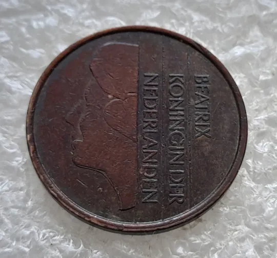 (7772) 5 центів 1984 Нідерланди - поворот 90 градусів /порушення соосності (5 центов, Нидерланды, 1984) З аукціону