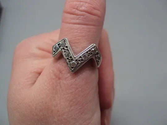 Женское кольцо M или W белые вставки серебро 925 проба вес 4,66 г 18 размер №15582 Торговий майданчик