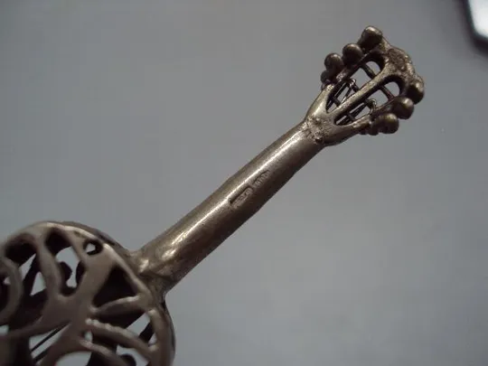 Фигура на подставке статуэтка музыкальный инструмент гитара ажурная серебро 800 проба вес 127 г №16 Де купити