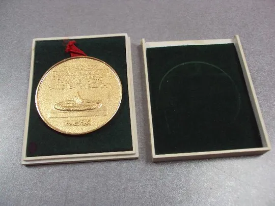 медаль настольная киев обелиск вечной славы 1941-1945 в футляре №10370 Ціна