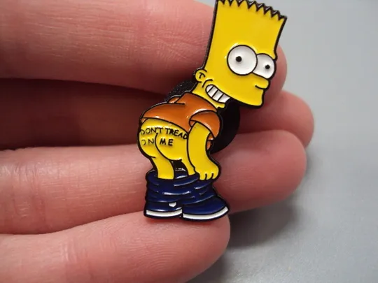 Значок пін Сімпсони мультсеріал Барт Сімпсон показує жопу Don't tread on me знак брошка №18491 Продаж