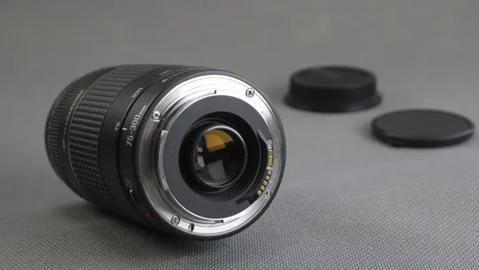 Купити Об&#039;єктив Canon EF EF-S телеобъектив Canon 75-300mm/4-5.6 III USM Ф58mm на полный кадр 24x36mm Вживане