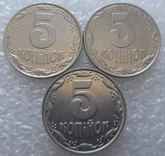 (3161) 5 копійок 1992 здвоєння елементів зображення на реверсі - 3 монети одним лотом (5 копеек 1992 брак двойной удар вдогонку) Ціна