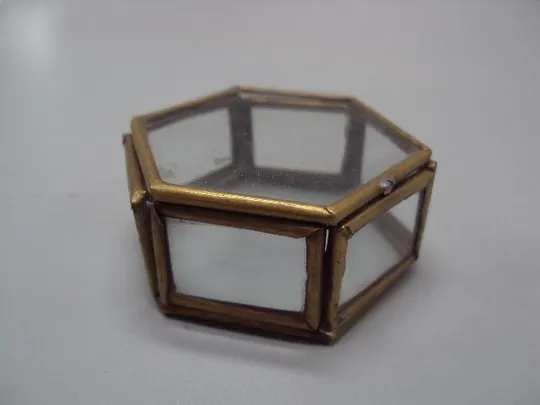 Шкатулка миниатюра для украшений шестиугольная призма стекло, латунь винтаж 2,3х5,7х4,9 см №13266 Продаж