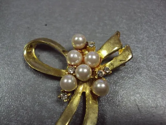 Бижутерия брошка с бусинами брошь бантик размер 5,5 х 4 см (мягкий металл, нет заколки) №13372 Продаж