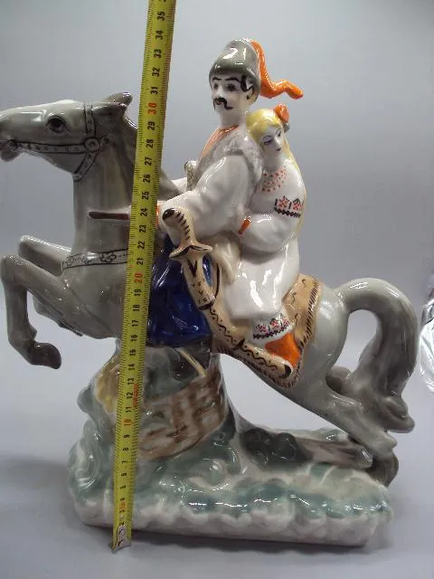 Фигура фарфор статуэтка Киев влюбленные козак с девушкой на коне казак с ружьем высота 34 см №133 З аукціону