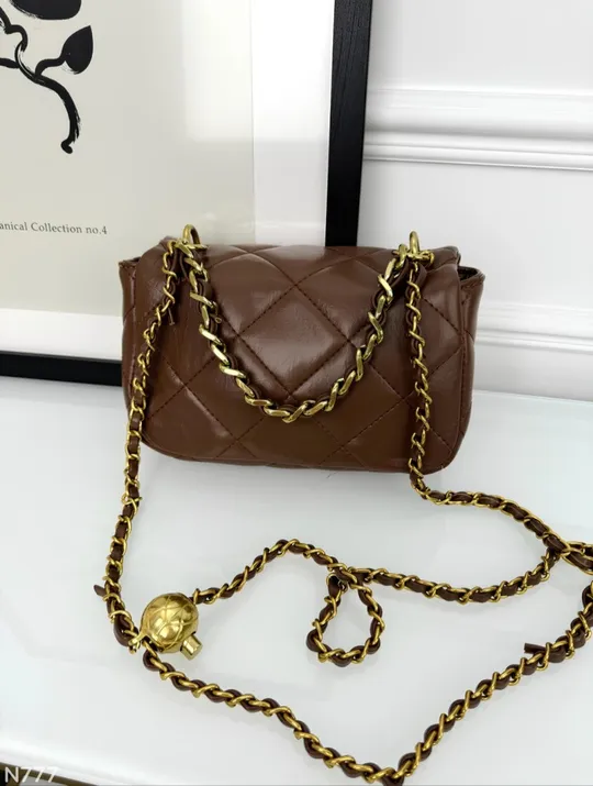 Сумочка через плече на довгому декоративному ланцюжку Де купити