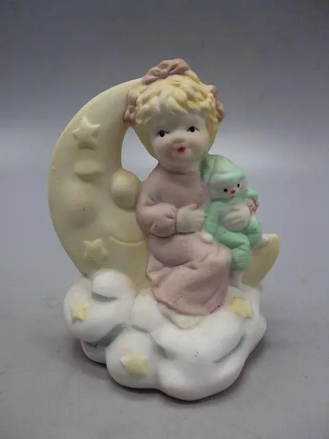 Фигура фарфор статуэтка Германия Classic Porzellan Handarbeit девочка с куклой на луне 11,3 см №26 Ціна