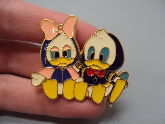 Значок пін мультсеріал Качині історії Disney мультфільм Дісней каченята Поночка знак брошка №18464 Продаж