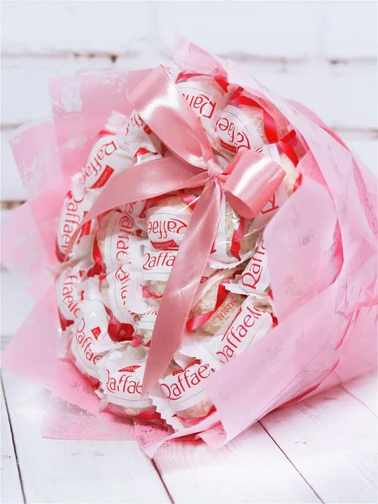 Букет з цукерок ориганільний подарунок коханій Raffaello (21 шт.) в руку рожевий Ціна