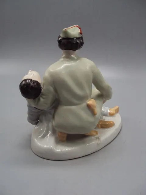 Фигура фарфор Городница испанская дружинница с раненым бойцом солдатом санитарка с испанцем 16см №2 Де купити