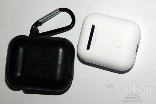 Apple Air Pods кейс б/у рабочий + чехол черного цвета! Де купити